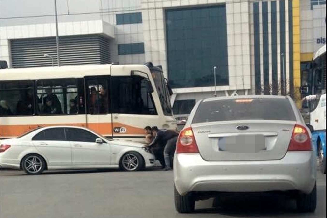 Gaziantep’te otomobil ile tramvay kafa kafaya çarpıştı Gaziantep’te otomobil ile tramvay kafa kafaya çarpıştı